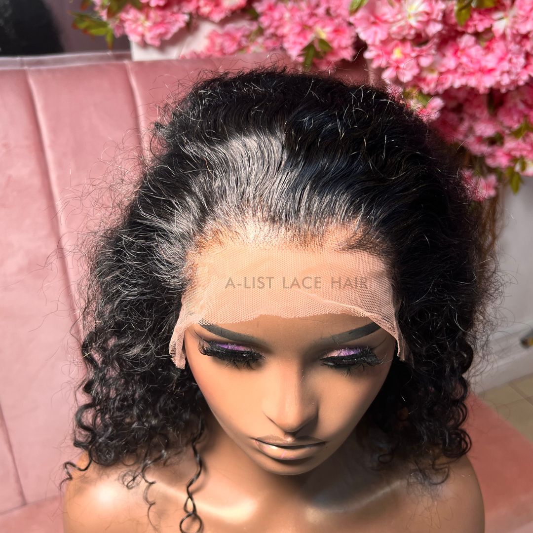 The TOYA Unit - Glueless Lace Wig - Short Wavy Bob - Soft Curl